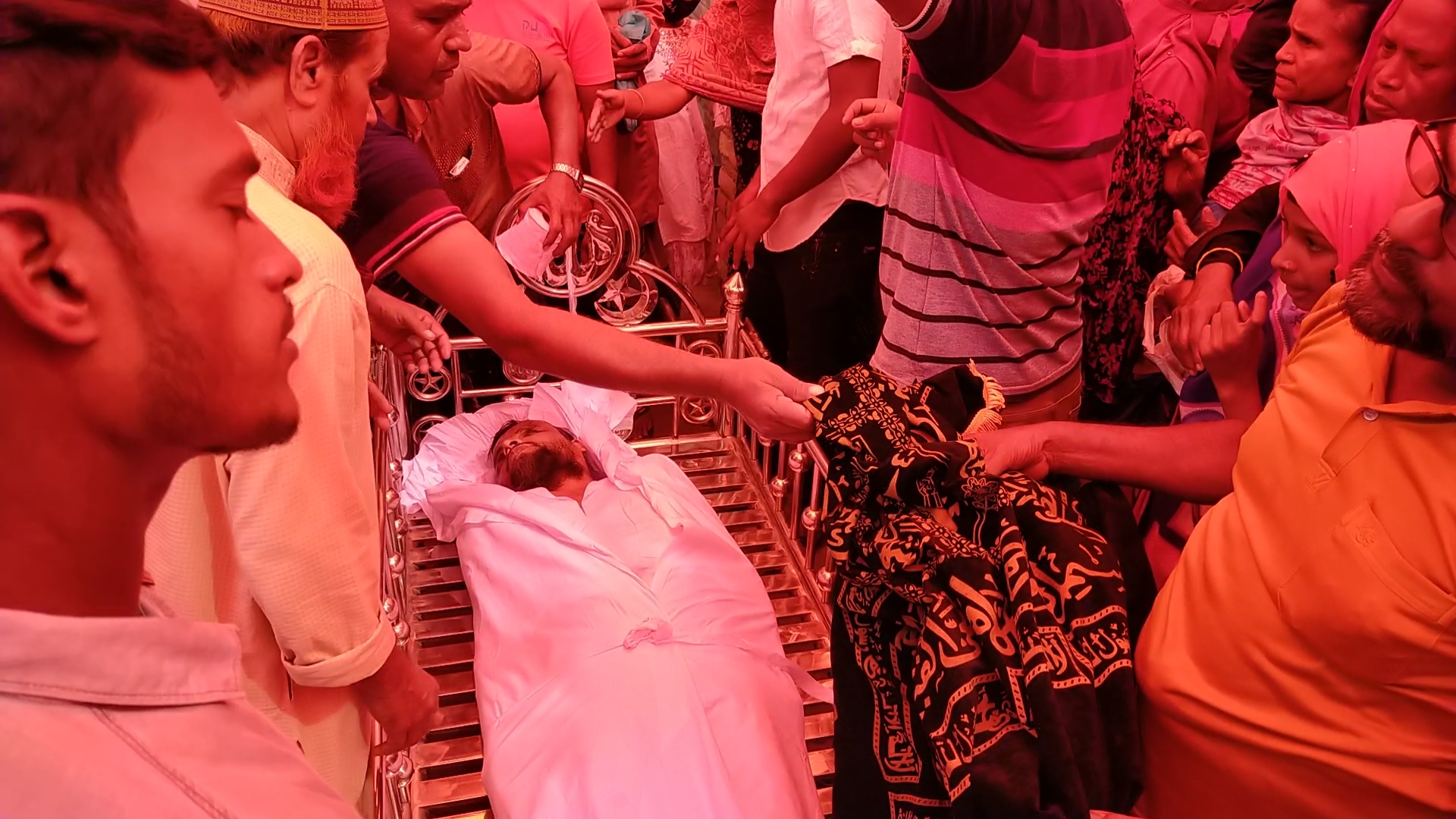 গাংনীতে ভ্যান উল্টে মুরগী ব্যবসায়ী নিহত : ছেলে আহত
